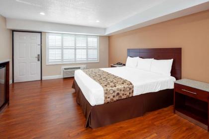 Travelodge by Wyndham Harbor City - image 12