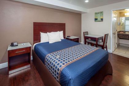 Travelodge by Wyndham Harbor City - image 14