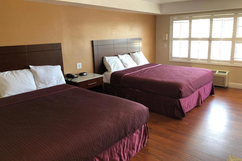 Travelodge by Wyndham Harbor City - image 6