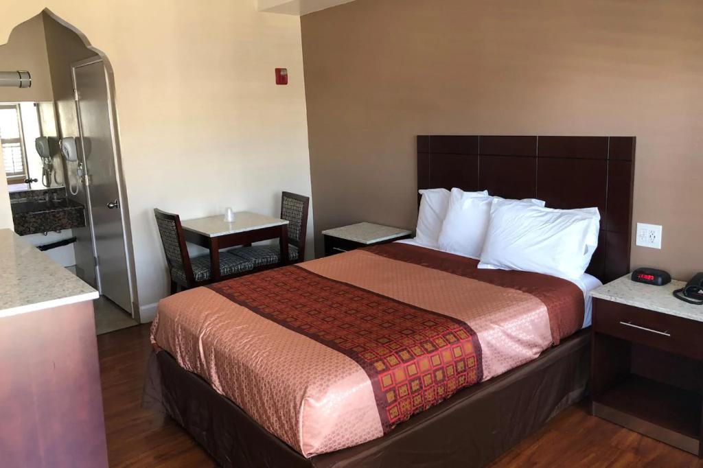 Travelodge by Wyndham Harbor City - image 7