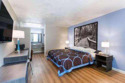 Super 8 by Wyndham Hardeeville - image 9