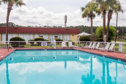 Super 8 by Wyndham Hardeeville - image 3
