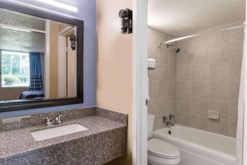 Super 8 by Wyndham Hardeeville - image 6