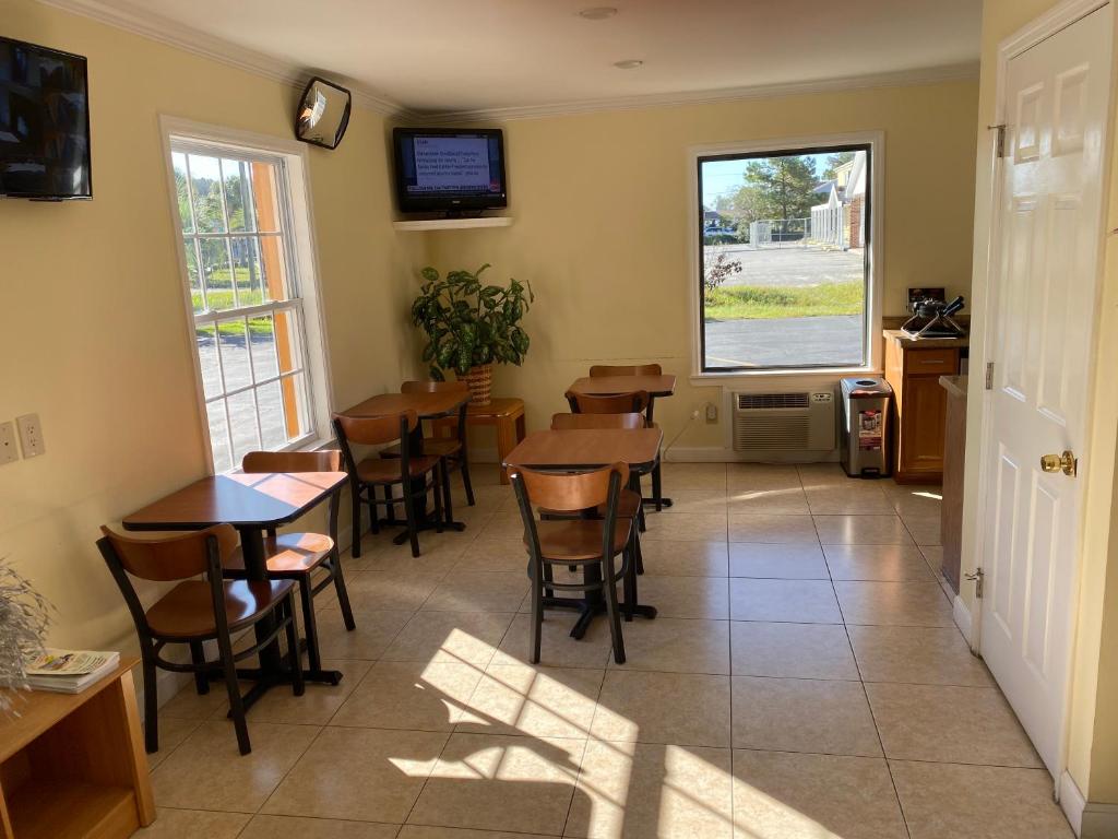 Deluxe Inn Hardeeville - image 6