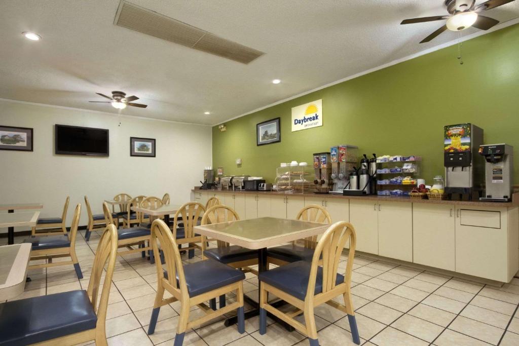 Days Inn by Wyndham Hardeeville/ I-95 State Line - main image