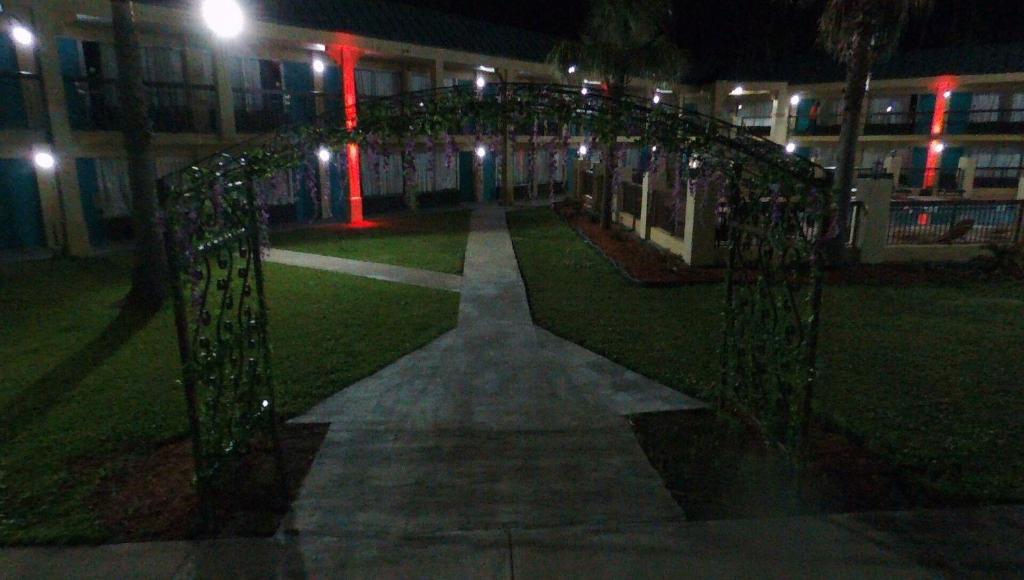 Econo Lodge Inn & Suites I-95 Hardeeville - image 3