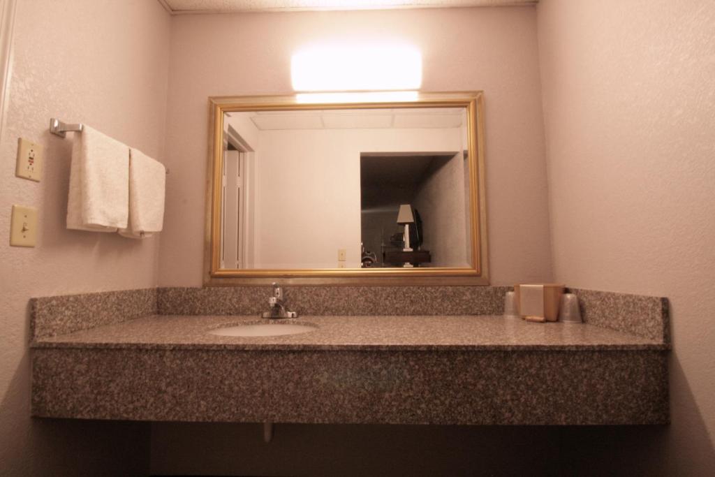 Economy Inn - image 5