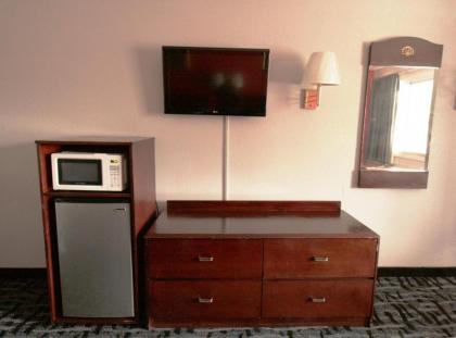 Economy Inn - image 6