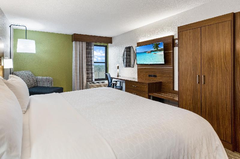 Holiday Inn Express - image 5