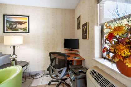 Quality Inn - image 11