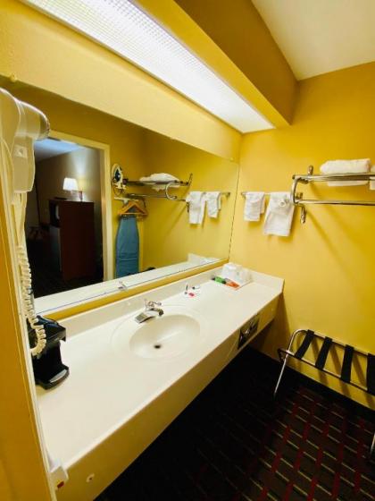 Days Inn by Wyndham Harriman - image 9