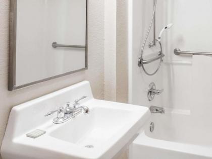 Super 8 by Wyndham Harrisburg - image 11