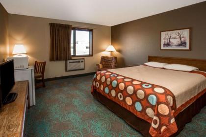 Super 8 by Wyndham Hartford WI - image 13
