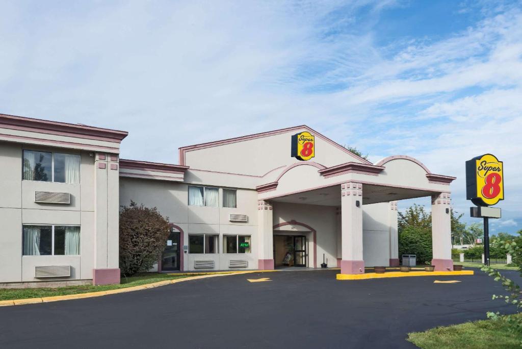 Super 8 by Wyndham Hartford - main image