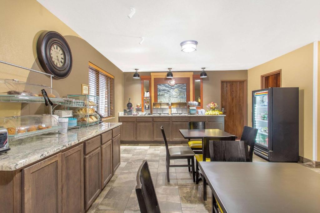 AmericInn by Wyndham Delafield - main image