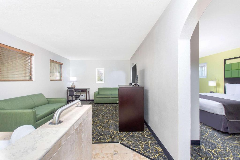 AmericInn by Wyndham Delafield - image 4