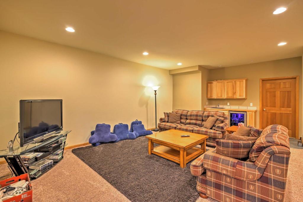 The Miracle Hartsel Home on 13 acres with Mtn Views - image 2