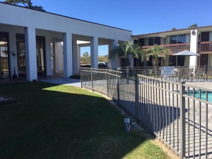 Landmark Inn - image 12