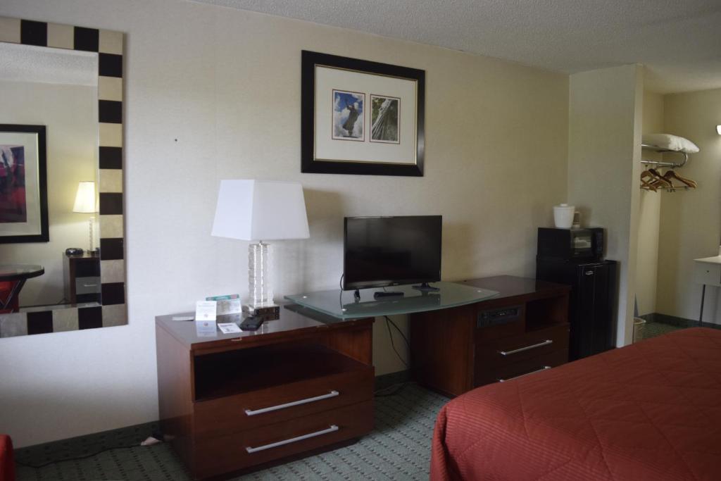 Landmark Inn - image 7