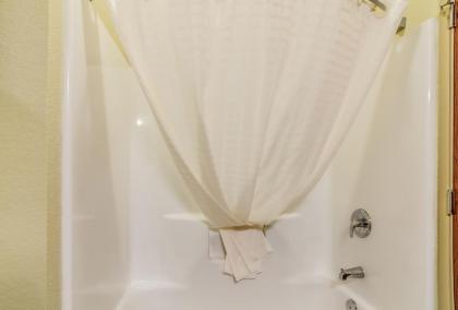 Cobblestone Inn & Suites - Harvey - image 7