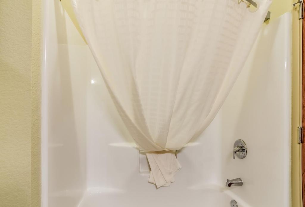 Cobblestone Inn & Suites - Harvey - image 7