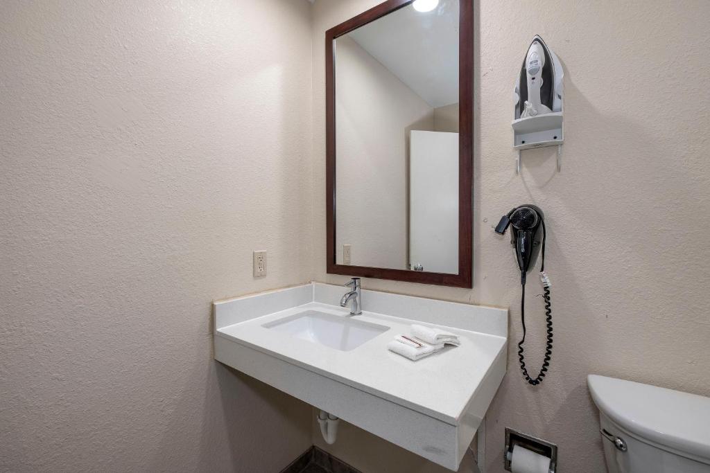 Red Roof Inn Hattiesburg - image 2