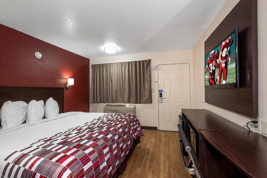 Red Roof Inn Hattiesburg - image 4