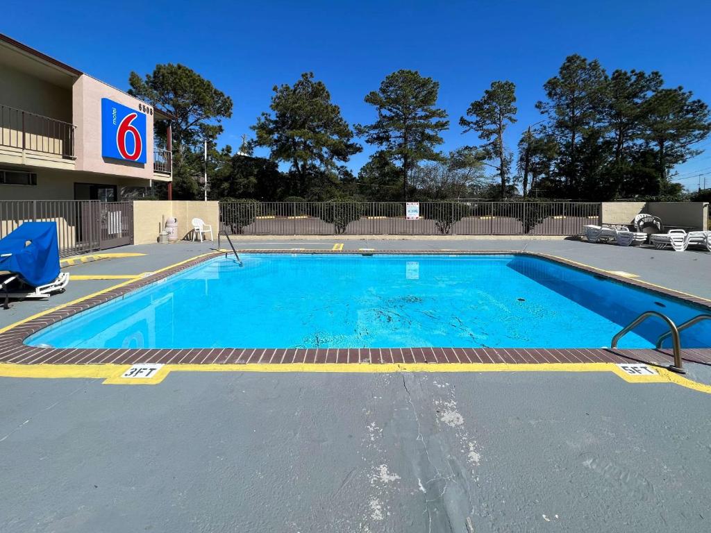 Red Roof Inn Hattiesburg - image 5