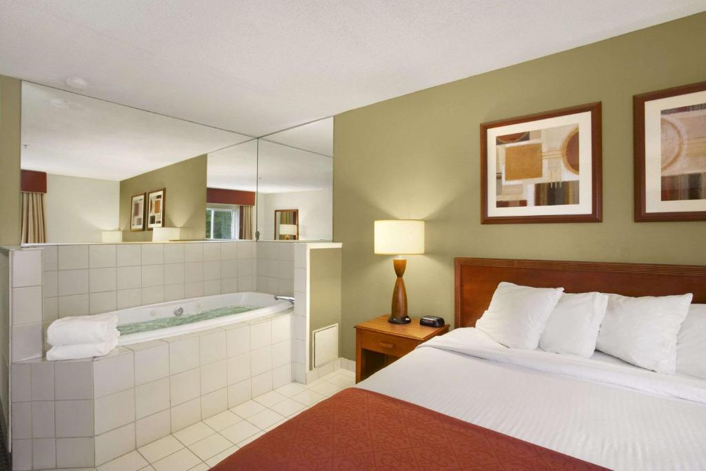 Baymont by Wyndham Evansville North/Haubstadt - image 6