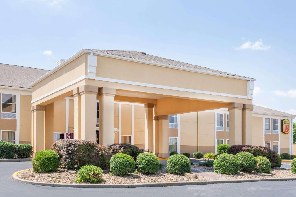 Super 8 by Wyndham Evansville North - main image