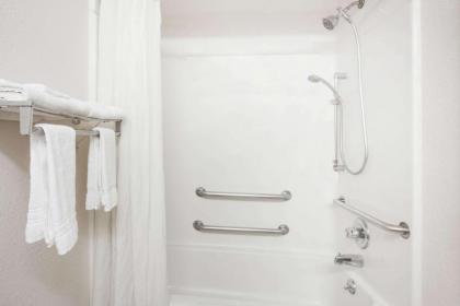Super 8 by Wyndham Evansville North - image 10