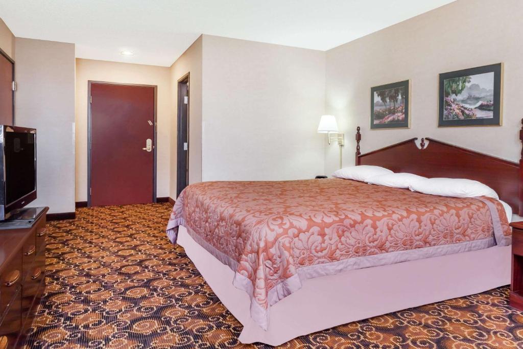 Super 8 by Wyndham Evansville North - image 3