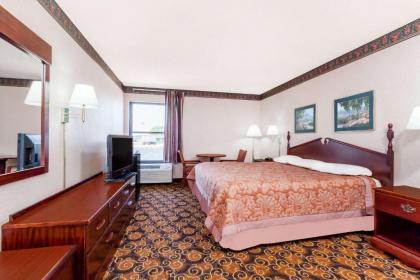 Super 8 by Wyndham Evansville North - image 9