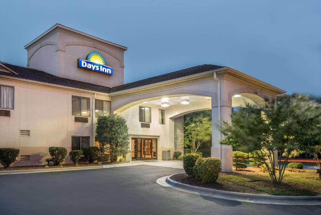 Days Inn by Wyndham Burlington East - main image