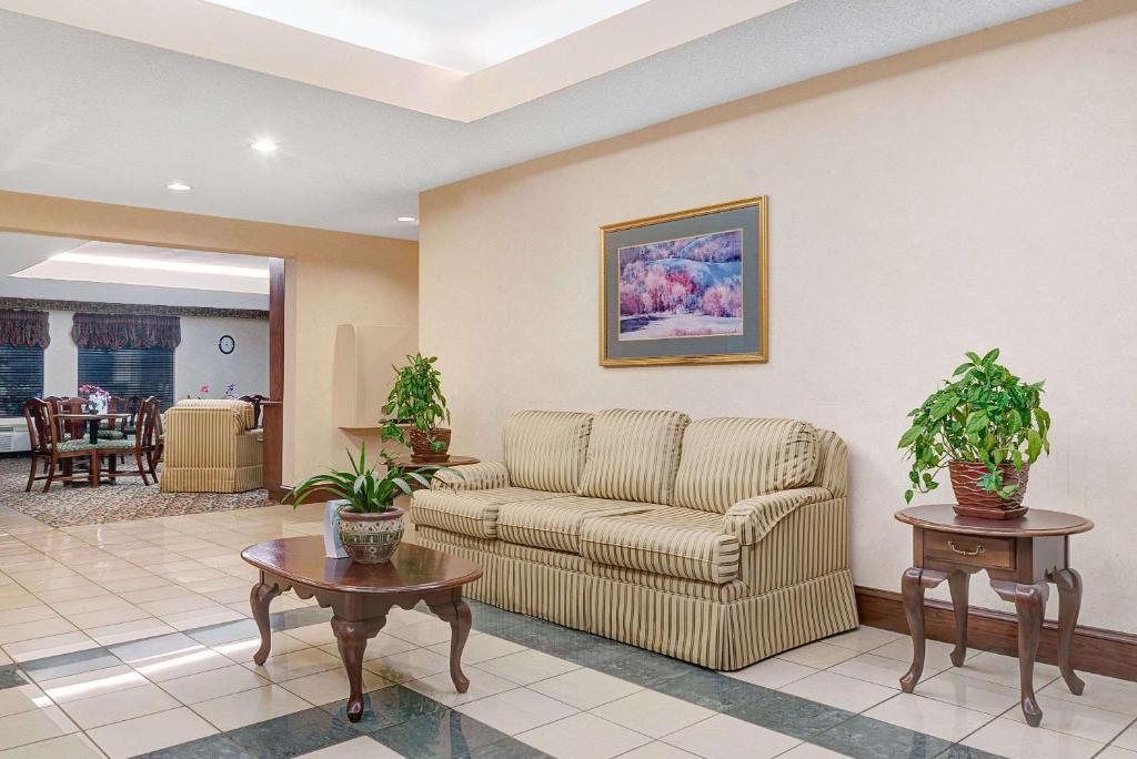 Days Inn by Wyndham Burlington East - image 2