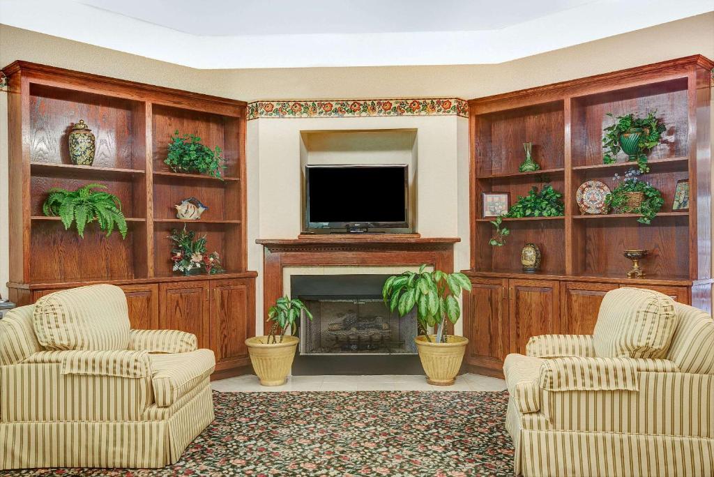 Days Inn by Wyndham Burlington East - image 3