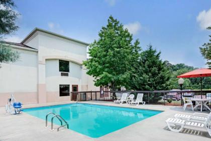 Days Inn by Wyndham Burlington East - image 7