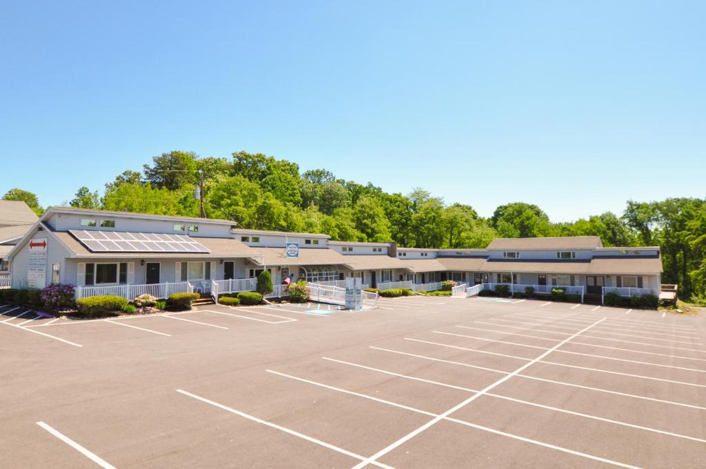 East Shore Lodging - main image