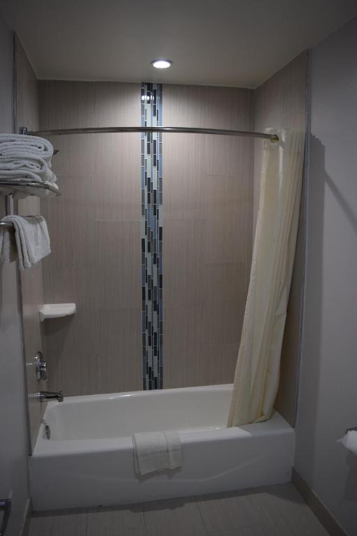 Deluxe Inn Hawthorne/ LAX - image 2