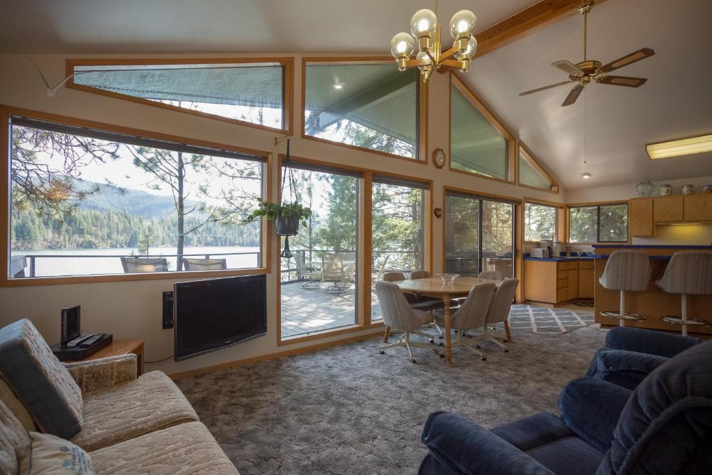 3 Bed 2 Bath Vacation home in Lake Coeur d'Alene - main image