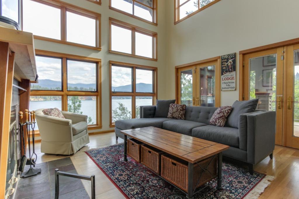 Starling Lake House - main image