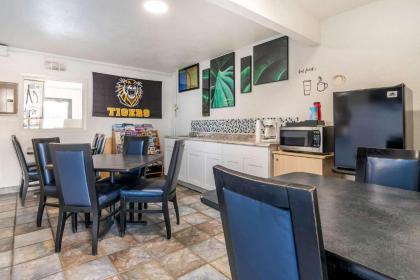 Rodeway Inn - image 12