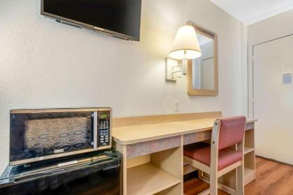 Rodeway Inn - image 14