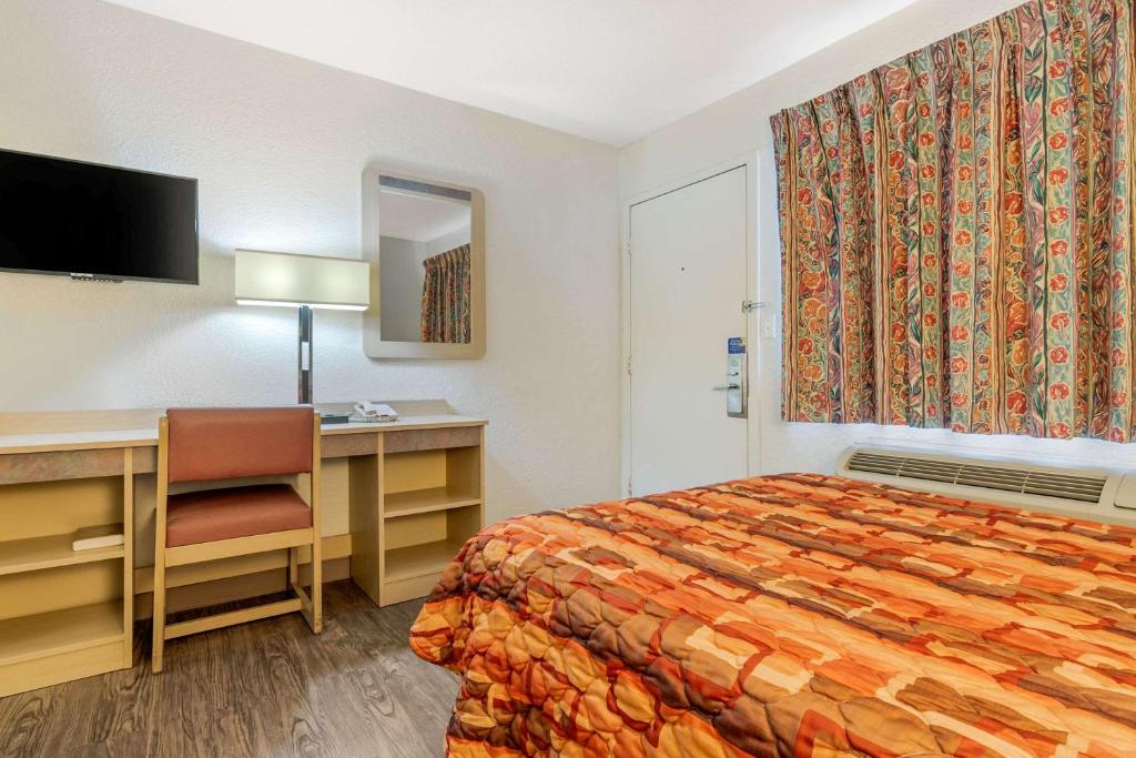 Rodeway Inn - image 2