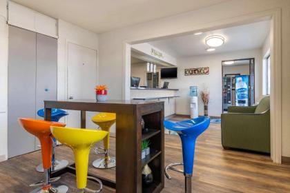 Rodeway Inn - image 5