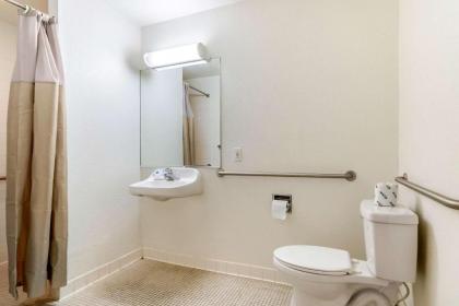 Rodeway Inn - image 9