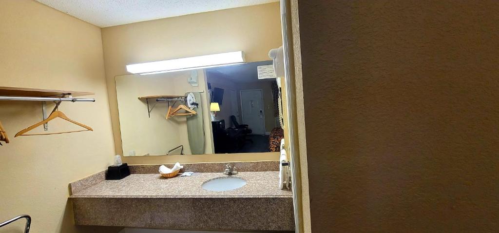 Regency Travel Inn - image 6