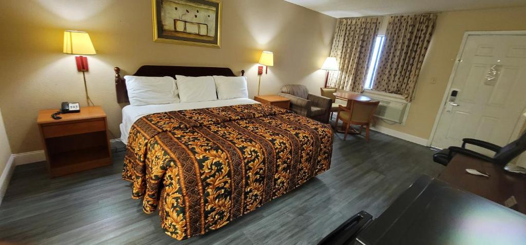 Regency Travel Inn - image 7
