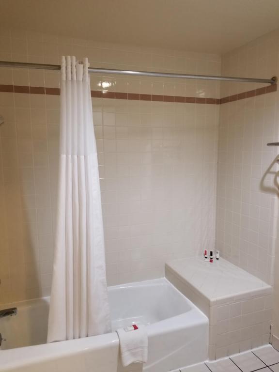Days Inn & Suites Hayward - image 2