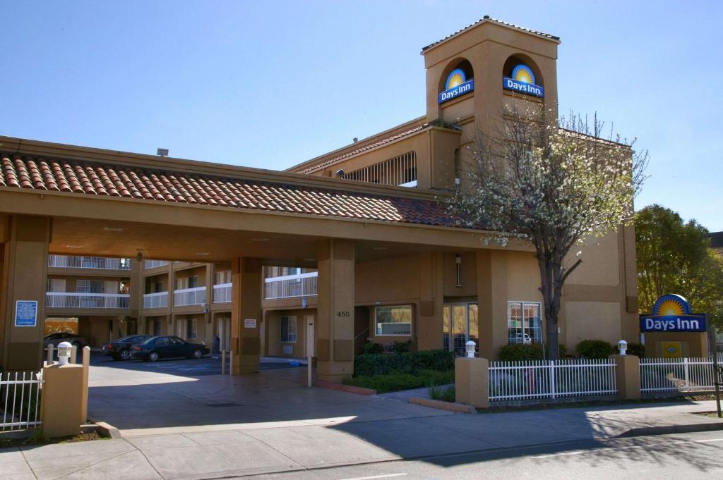 Days Inn by Wyndham Hayward Airport - main image